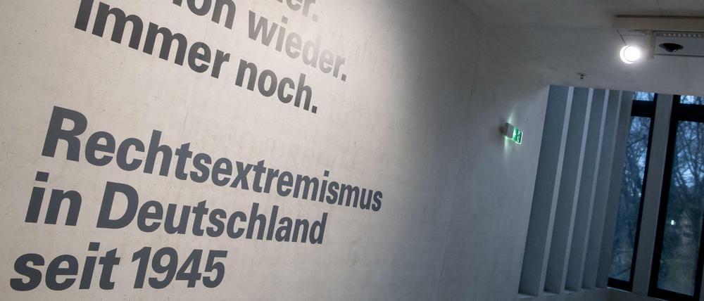 Eine Sonderausstellung im NS-Dokumentationszentrum in München dokumentiert Aktivitäten der extremen Rechten seit 1945. 