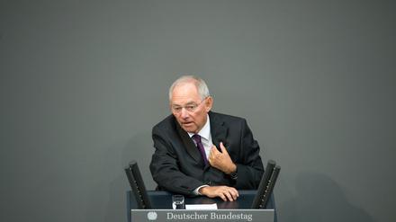 Bundesfinanzminister Wolfgang Schäuble (CDU) spricht am Freitag bei der Sondersitzung des Bundestags zu Griechenland-Hilfspaketen.
