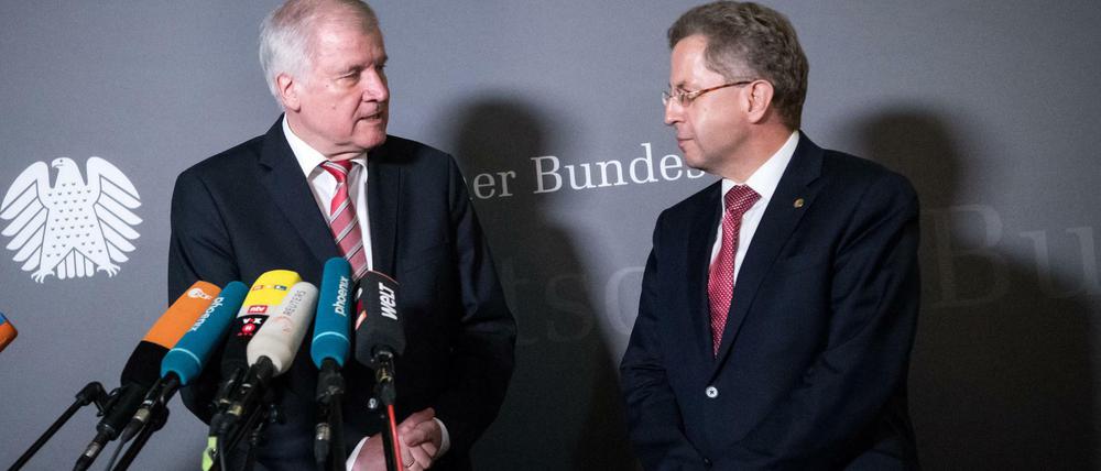 Horst Seehofer (l) und Hans-Georg Maaßen (r) nach der Sondersitzung des Innenausschusses im Deutschen Bundestags.