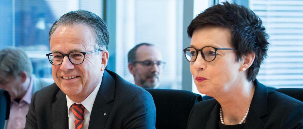 Jutta Cordt, Präsidentin des Bamf, sowie ihr Amtsvorgänger Frank-Jürgen Weise am Freitag in Berlin.