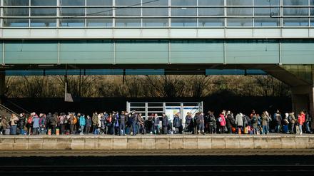 Geflüchtete aus der Ukraine warten an einem überfüllten Bahnsteig in Niedersachsen