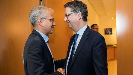 Tarek Al-Wazir (l, Grüne) und Thorsten Schäfer-Gümbel, hessischer SPD-Chef, hoffen noch auf eine Koalition