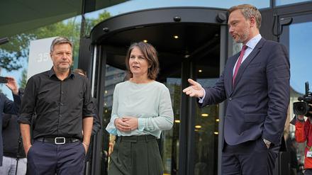 Gemeinsam sind die Kleinen stärker: Grünen-Chef Robert Habeck (links), seine Ko-Chefin  Annalena Baerbock und FDP-Parteichef Christian Lindner.