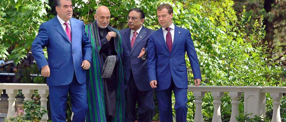 Der tadschikische Präsident Rachmon, sein afghanischer Kollege Karsai sowie die Staatschefs aus Pakistan und Russland, Zardari und Medwedew (v.l.n.r.) in Sotschi.