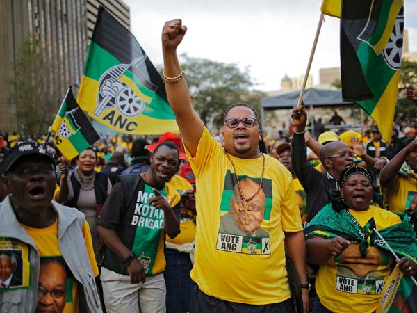 Die Regierungspartei ANC hat im ganzen Land 54 Prozent der Stimmen gewonnen. Das waren allerdings knapp 20 Prozentpunkte weniger als bei der vorangegangenen Wahl. 