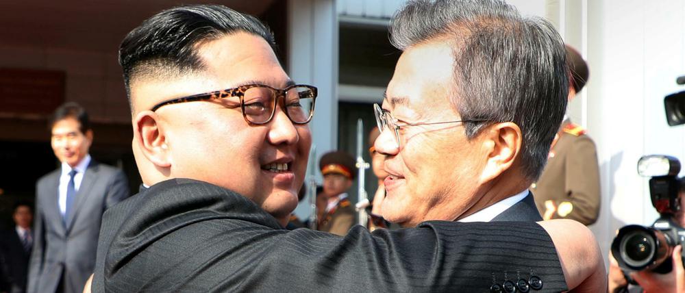 Geradezu herzliche Begegnung: Kim Jong Un und Moon Jae In am Samstag im Grenzort Panmunjom.