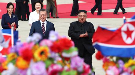 Südkoreas Präsident Moon (links) zu Gast bei Nordkoreas Machthaber Kim Jong Un 