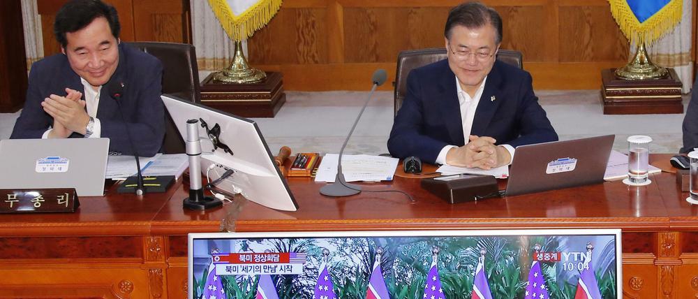 Südkoreas Präsident Moon Jae In (r.) und Premierminister Lee Nak Yon beobachten das Gipfeltreffen des US-Präsidenten Donald Trump mit Nordkoreas Machthaber Kim Jong Un. 