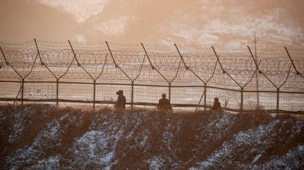Südkoreanische Soldaten patrouillieren an der Demarkationslinie zu Nordkorea.