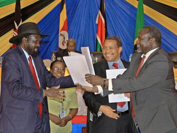 Ende Januar haben Kiir und Machar sich in Arusha/Tansania darauf geeinigt, die Regierungspartei SPML und die von Machar geführte SPML/IO (in Opposition) wieder zu vereinigen. Einige unbelastete Beobachter haben das als hoffnungsvolles Zeichen gesehen. Wenige Tage später wurden sie wieder enttäuscht. 