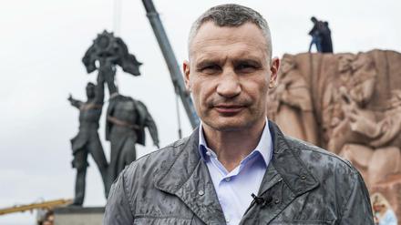 Vitali Klitschko, Bürgermeister von Kiew, vor dem Denkmal, das nun abgerissen wurde.