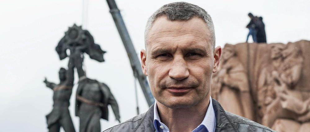 Vitali Klitschko, Bürgermeister von Kiew, vor dem Denkmal, das nun abgerissen wurde.