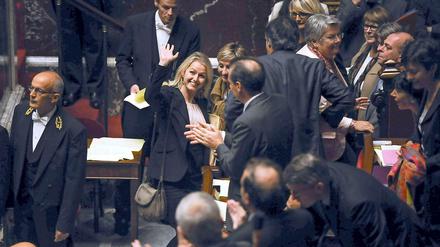 Winkende weibliche Abgeordnete bei ihrer Ankunft im Parlament