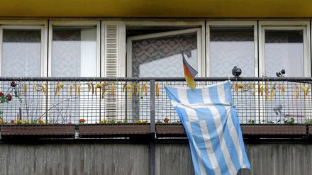 Eine griechische und eine deutsche Flagge hängen am Balkon einer Wohnung im sogenannten Sozialpalast in Berlin - Schöneberg.