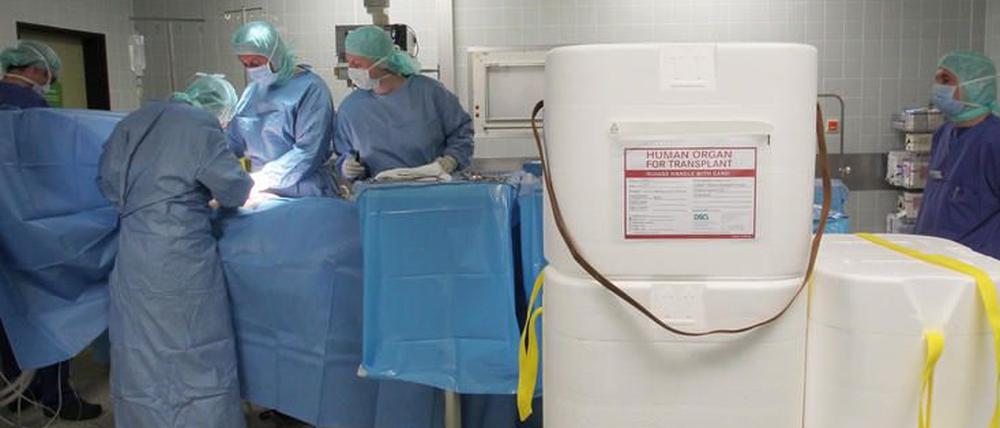 In einem Operationssaal des Zentralklinikums Augsburg wird eine Spenderorganentnahme an einem hirntoten Menschen durchgeführt. 