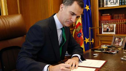 Spaniens König Felipe VI. unterzeichnet das Dekret zur Auflösung des spanischen Parlaments.