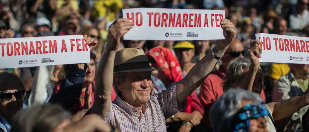 «Wir werden es wieder machen», steht auf den Transparenten, die Menschen hochhalten, als sie den Prozess gegen katalanische Separatistenführer an einem großen Bildschirm in Barcelona verfolgen. 