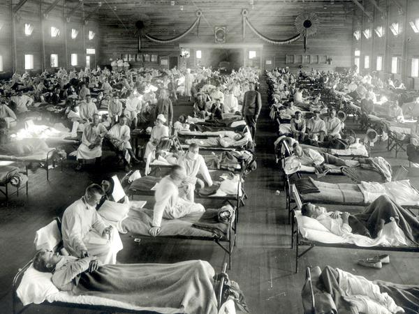 Patienten, die an der Spanischen Grippe erkrankt sind, in einem Notfallkrankenhauses in Kansas, USA (Aufnahme von 1918)