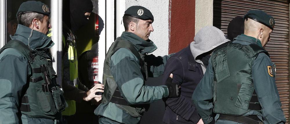 Spanische Polizisten verhaften einen Terror-Unterstützer: Die Gefahr von Anschläge durch den "Islamischen Staat" ist in ganz Europa groß.
