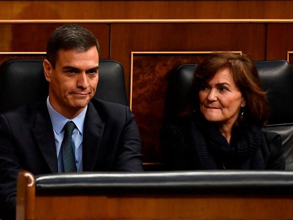 Zerknirscht: Spaniens Ministerpräsident Pedro Sanchez und seine Stellvertreterin Carmen Calvo.