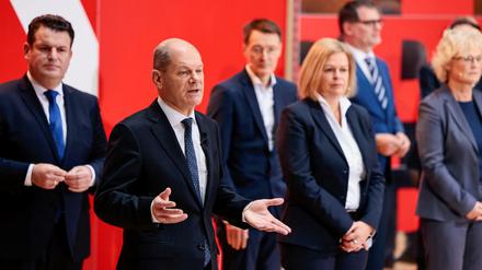 Der designierte Bundeskanzler Olaf Scholz und seine künftige SPD-Minister