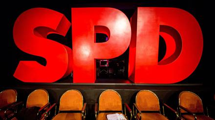 Riesige Buchstaben bilden das SPD-Logo (Illustration). 