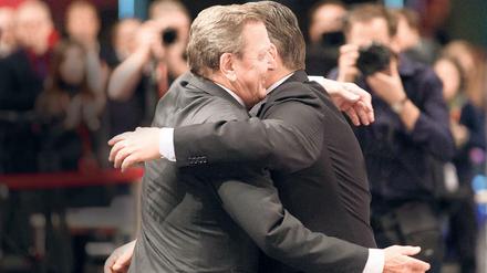 Große Einigkeit: Gerhard Schröder (links) und Sigmar Gabriel auf dem SPD-Bundesparteitag 2015.