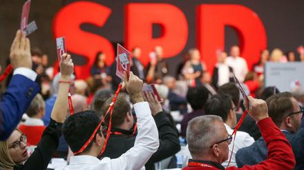 Delegierte halten beim SPD-Bundesparteitag in Berlin ihre Stimmkarten hoch.