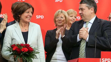 SPD-Chef Sigmar Gabriel und Mitglieder der SPD-Führung am Montag nach der Landtagswahl mit Parteifreundin Malu Dreyer, die in Rheinland-Pfalz ihre Mehrheit verteidigte. Gabriel lobte, "Klarheit" und "Haltung" hätten ihr Erfolg gebracht.