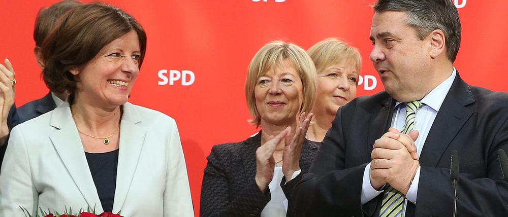 SPD-Chef Sigmar Gabriel und Mitglieder der SPD-Führung am Montag nach der Landtagswahl mit Parteifreundin Malu Dreyer, die in Rheinland-Pfalz ihre Mehrheit verteidigte. Gabriel lobte, "Klarheit" und "Haltung" hätten ihr Erfolg gebracht.