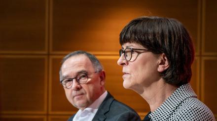 Saskia Esken und Norbert Walter-Borjans während einer Pressekonferenz im Dezember 2019 in Berlin.