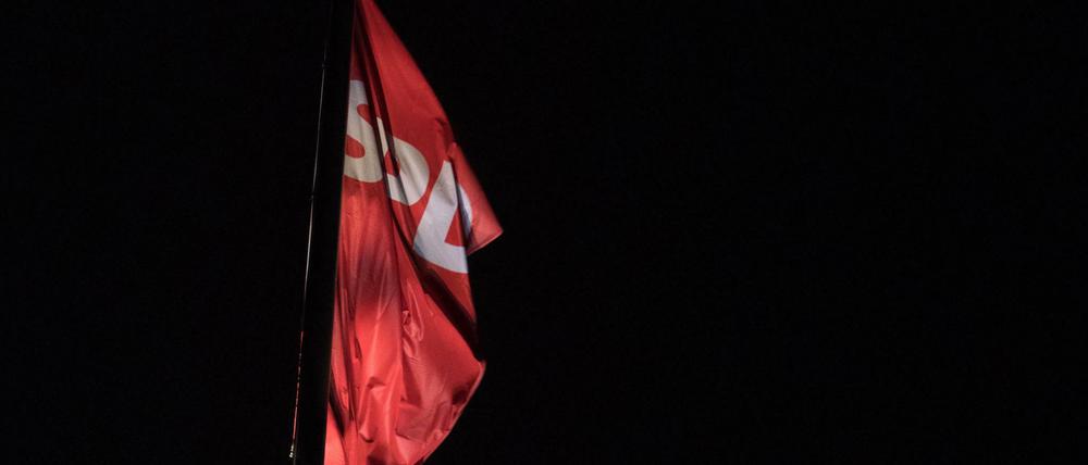Die SPD-Fahne auf dem Willy-Brandt-Haus in Berlin.
