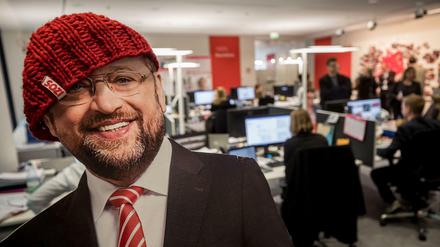 Als Pappkamerad immer präsent in der Wahlkampfzentrale: Martin-Schulz-Werbemittel mit roter Mütze im Willy-Brandt-Haus.