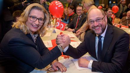 Stärke zeigen. Anke Rehlinger, SPD Spitzenkandidatin für die Landtagswahl im Saarland, und SPD Kanzlerkandidat Martin Schulz auf einer Veranstaltung im saarländischen Spiesen-Elversberg.