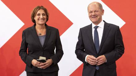 SPD-Kanzlerkandidat und Bundesfinanzminister Olaf Scholz und seine Ehefrau Britta Ernst auf der Wahlparty der SPD im Willy-Brandt-Haus nach der Bundestagswahl 2021.