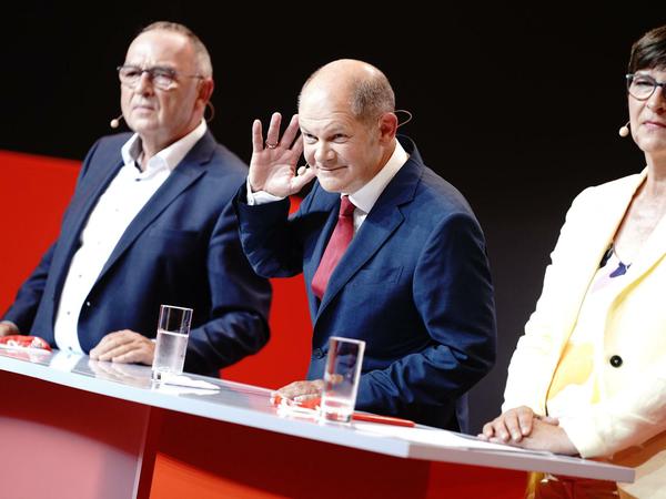 Saskia Esken, Olaf Scholz und Norbert Walter-Borjans (von rechts) bei der Vorstellung des SPD-Kanzlerkandidaten in Berlin.