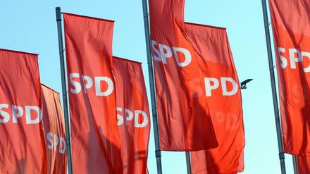 Fahnen der SPD. Besonders im Süden und Osten Deutschlands hat es die Partei derzeit schwer. 