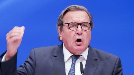 Der ehemalige Bundeskanzler Gerhard Schröder (SPD) spricht am Sonntag in Dortmund beim SPD-Sonderparteitag 
