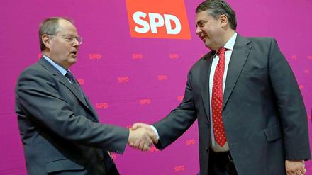 Die SPD hat sich auf ein Rentenkonzept geeinigt. Auf dem Parteitreffen begrüßen sich Kanzlerkandidat Peer Steinbrück (links) und Parteivorsitzender Sigmar Gabriel.