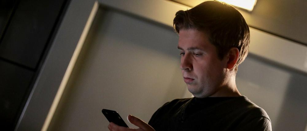 Black Mirror: Kevin Kühnert, der Bundesvorsitzende der Jusos, blickt auf sein Smartphone. 