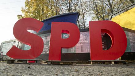 Drei Buchstaben - eine SPD? Die überdimensionalen Zeichen standen am Eingang vom SPD Debattencamp im Nalepa-Funkhaus in Berlin.