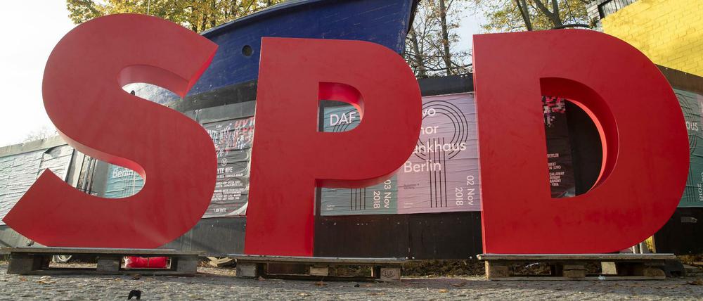 Drei Buchstaben - eine SPD? Die überdimensionalen Zeichen standen am Eingang vom SPD Debattencamp im Nalepa-Funkhaus in Berlin.