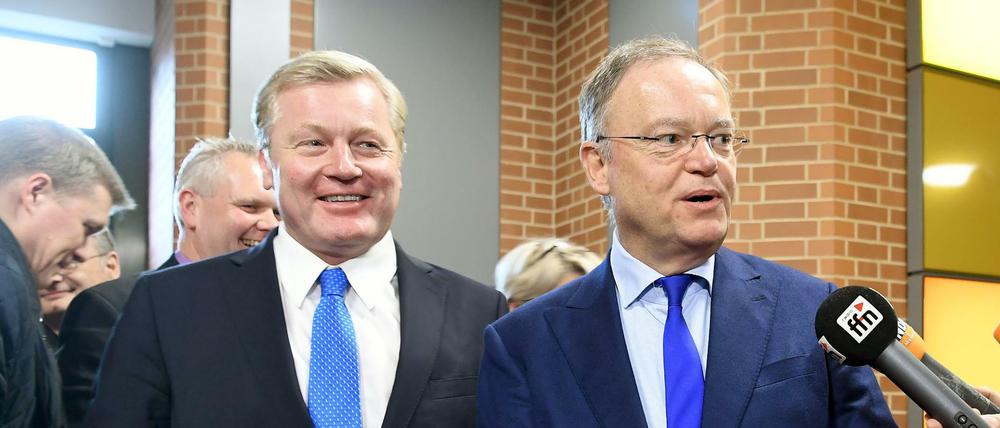 Der CDU-Fraktionsvorsitzenden Bernd Althusmann (l) und Ministerpräsident Stephan Weil (SPD) Anfang des Monats in Hannover. 
