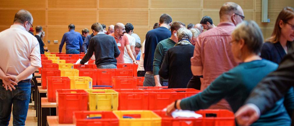 Mitarbeiter zählen im Willy-Brandt-Haus, der SPD-Parteizentrale, die Stimmzettel zum Mitgliederentscheid über einen neuen Bundesvorstand der SPD aus.