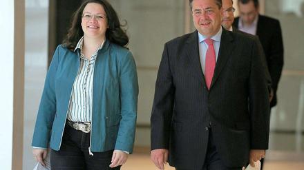 Der SPD-Vorsitzende Sigmar Gabriel (r) und Generalsekretärin Andrea Nahles.