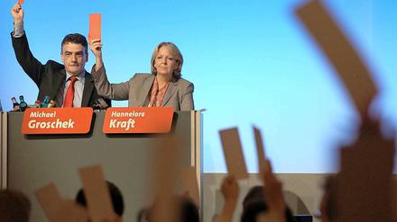 Hoch die Karten: Die NRW-SPD stimmt über die künftige Minderheitsregierung ab.