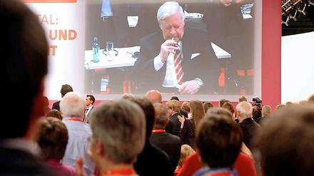 Erst mal eine rauchen: Alt-Kanzler Helmut Schmidt (Leinwand) präsentiert sich den Delegierten auf dem Bundesparteitag wie ihn alle kennen.