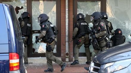 Polizeibeamte stürmen ein Moscheegebäude in Hildesheim. 