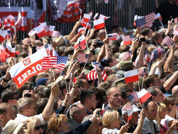Polnische und US-Fähnchen während der Rede Donald Trumps.