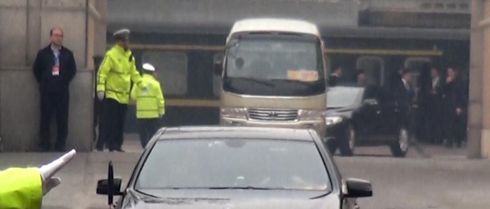 Sicherheitskräfte bewachen die Fahrt einer Fahrzeugkolonne derer Passagiere in einem Sonderzug aus Nordkorea eintrafen. 